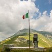 Foto: Targa alla Memoria con Tricolore - Veduta del Monte Vettore  (Arquata del Tronto) - 10
